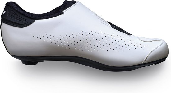 Witte fietsschoen met zwarte accenten en perforaties.