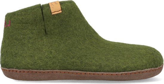 Groene wollen enkellaars pantoffel met bruine zool en label, met roze detail op de hiel.
