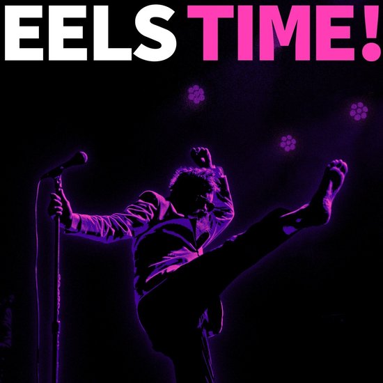 Artiest met microfoon, springend in paars licht, met 'EELS TIME!' tekst.