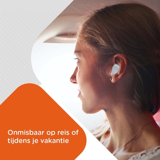 Vrouw draagt witte SleepCore oordopjes in haar oor tijdens een reis. Onmisbaar voor vakantie.