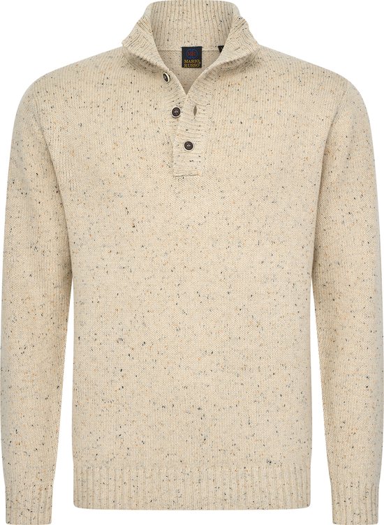 Beige gebreide trui met staande kraag en knopen, van de voorkant.