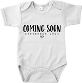 Aankondiging zwangerschap rompertje 'Coming soon - September 2024' - Wit - Zwangerschap aankondiging - Zwanger - Pregnancy announcement - Baby aankondiging - Geboorte - Romper - Baby -