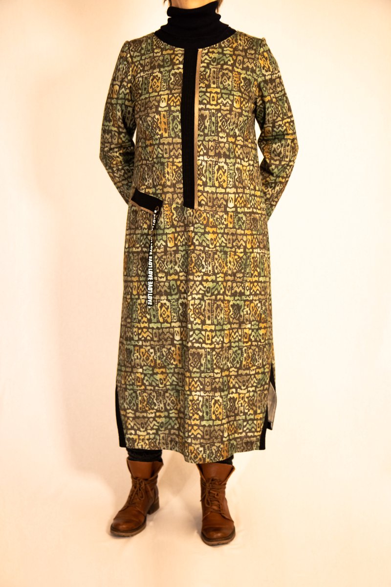 Groene jurk met print geaccentueerd door zwarte decoratieve details met een stukje kunstleer XXL/44