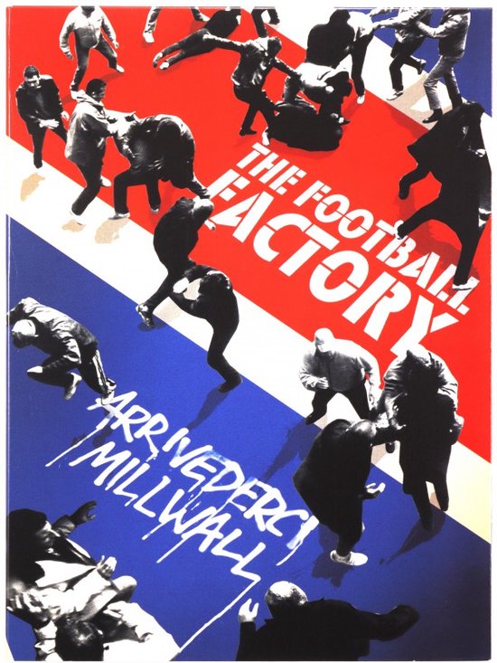 Groep mannen vechten, poster met tekst 'THE FOOTBALL FACTORY' en 'ARRIVEDERCI MILLWALL'. Rood en blauw met witte tekst.
