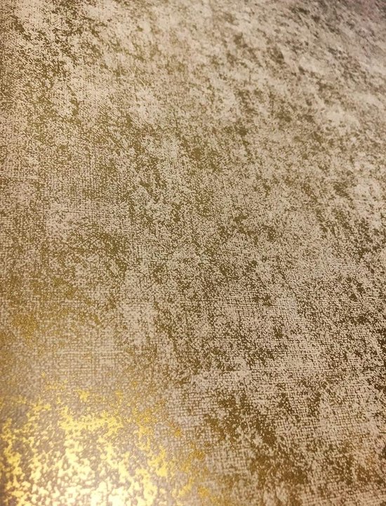 Behang met een textuur van verweerd goud en gebroken wit, met glanzende gouden accenten.