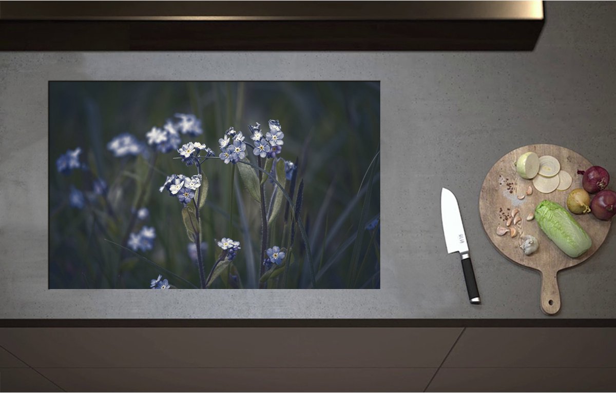 Inductieplaat Beschermer - Blauwe Vergeet-Mij-Nietjes Bloemen - 85x51 cm - 2 mm Dik - Inductie Beschermer - Bescherming Inductiekookplaat - Kookplaat Beschermer van Zwart Vinyl