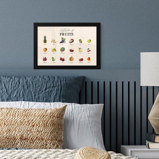Affiche noir encadré avec diverses variétés de fruits, suspendu au-dessus d'un lit.