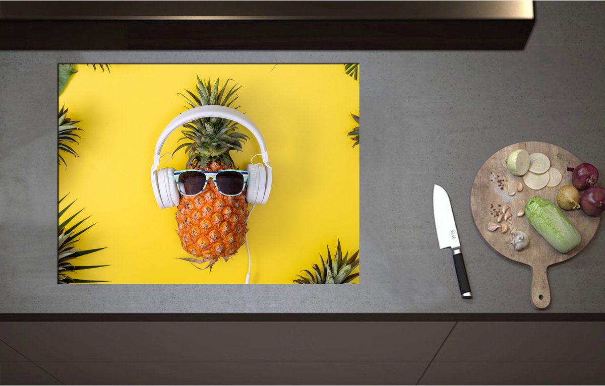 Inductieplaat Beschermer - Ananas met Witte Headset op Felgele Achtergrond - 75x55 cm - 2 mm Dik - Inductie Beschermer - Bescherming Inductiekookplaat - Kookplaat Beschermer van Wit Vinyl