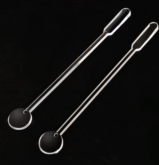 Deux spatules transparentes en plastique avec des extrémités plates et rondes.
