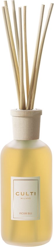 Culti diffuser met geel vocht, lichtbruine houten stokjes en een label met CULTI MILANO FICUM BLU.