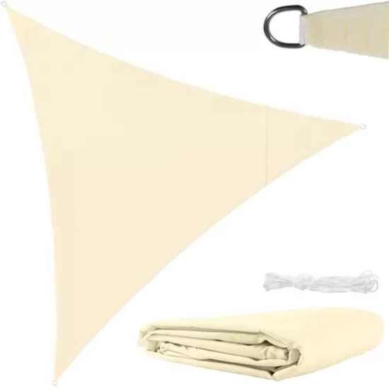 Crèmekleurig driehoekig schaduwdoek, opgevouwen, met karabijnhaak en touw.