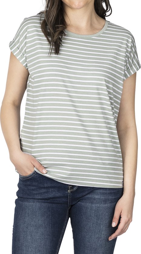 Vrouw draagt een groene gestreepte top met witte strepen en blauwe jeans.
