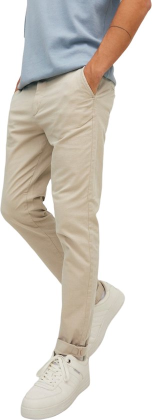Beige chino met omgeslagen pijpen.
