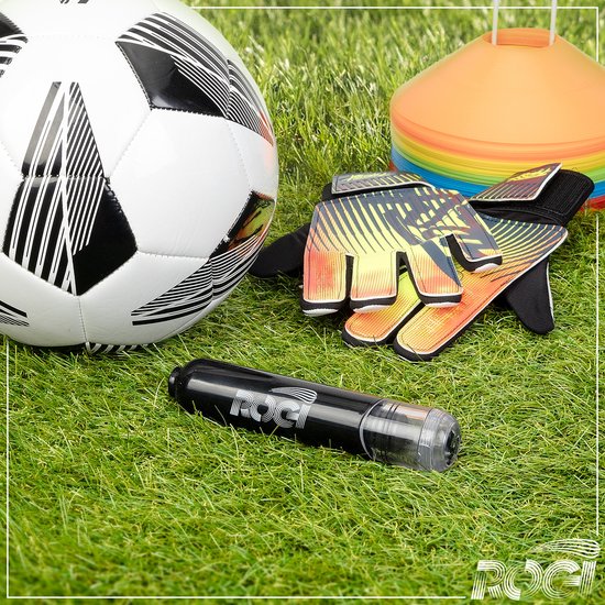 Voetbal, handschoenen en een zwarte Rogi luchtpomp op groen gras.