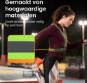 Vrouw rekent met een reflecterend hardloopvest in de kleur geel met reflecterende strepen.