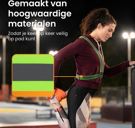 Vrouw rekent met een reflecterend hardloopvest in de kleur geel met reflecterende strepen.