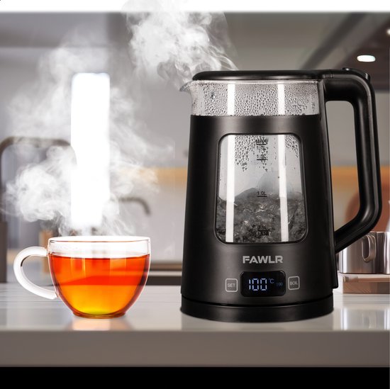 Zwarte waterkoker met LED-display en glazen kan, naast een glas met warme thee.