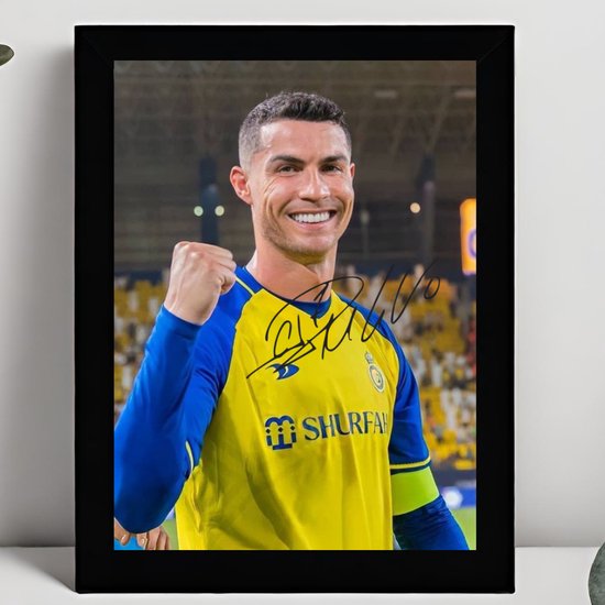 Cristiano Ronaldo Ingelijste Handtekening – 15 x 10cm In Klassiek Zwart Frame – Gedrukte handtekening – Manchester United - Juventus - Real Madrid - Goat of Football - Voetbal - Portugal - Al Nassr