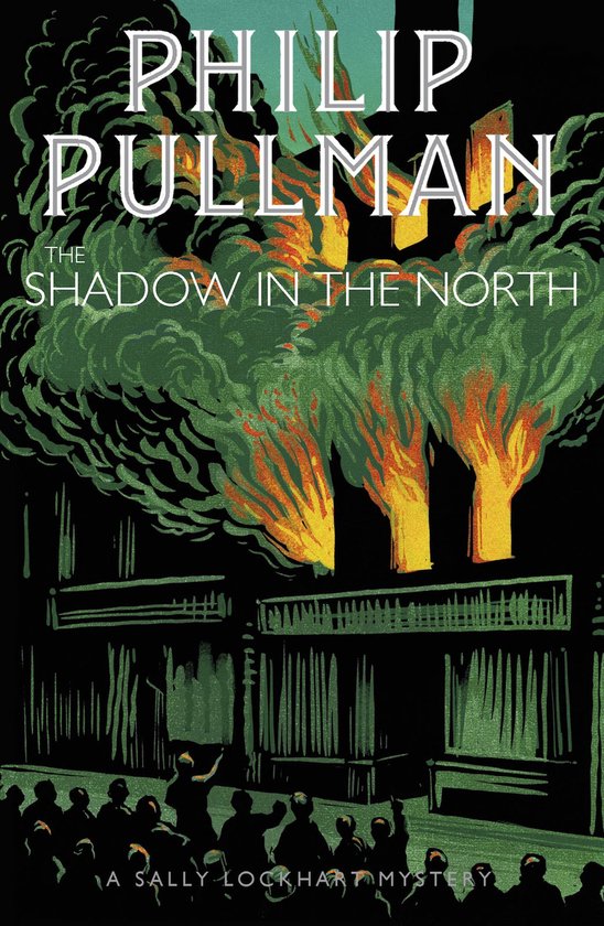 Couverture du livre 'The Shadow in the North' par Philip Pullman. De la fumée verte et des flammes s'élèvent d'un bâtiment, avec une foule de silhouettes au premier plan.