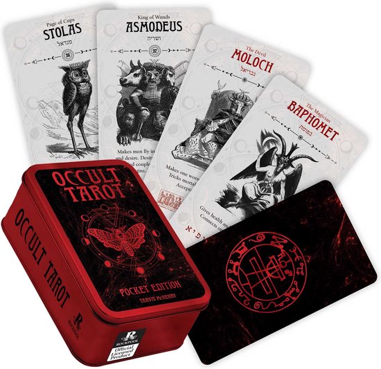 Rode metalen doos met 'OCCULT TAROT' erop, met tarotkaarten met duistere afbeeldingen, waaronder een uil, een duivel en Baphomet.