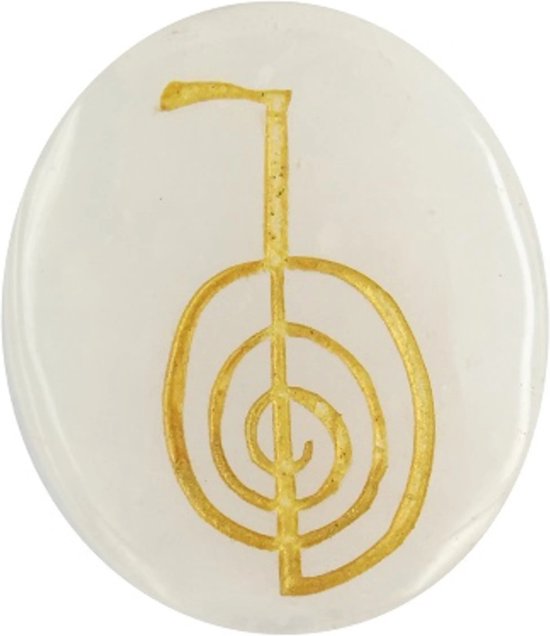 Witte, gladde steen met een gouden spiraalsymbool. Het symbool is een cirkel met lijnen die naar buiten wijzen.