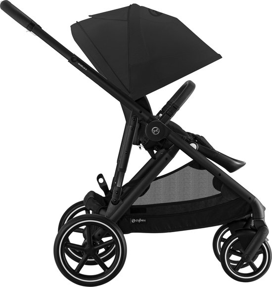 Zwarte Cybex Gazelle S kinderwagen met opengeklapte zonnekap.