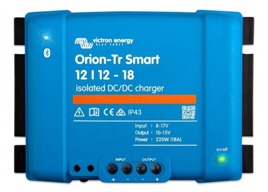 Blauwe Victron Orion-Tr Smart 12 l 12 - 18 lader met tekst met specificaties en schakelaar 'on/off'.