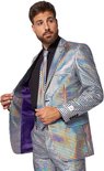 Man in zilveren disco glitter pak met ruitenpatroon, opent de revers met de linkerhand, zichtbare paarse voering.