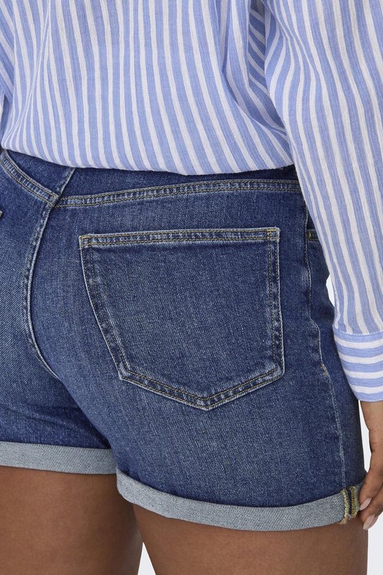 Detail van de achterkant van denim shorts met opgerolde zoom.