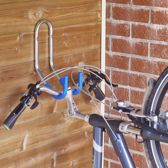 Zilverkleurige haak met blauwe uiteinden ondersteunt het stuur van een fiets.