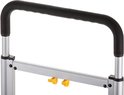 Gedetailleerd beeld van de zwarte rubberen handgreep en aluminium stangen van een Stanley steekwagen.