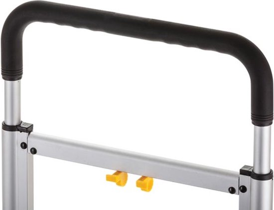 Gedetailleerd beeld van de zwarte rubberen handgreep en aluminium stangen van een Stanley steekwagen.