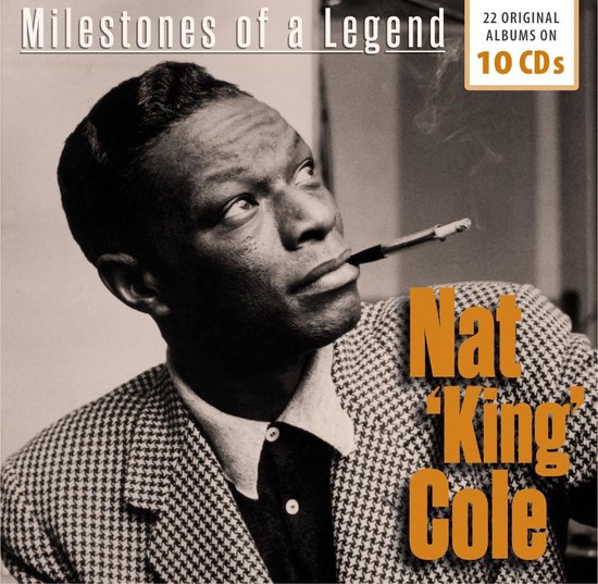 Nat 'King' Cole, fumant, portant une veste à carreaux et les textes "Milestones of a Legend" et "22 Original Albums on 10 CDs".