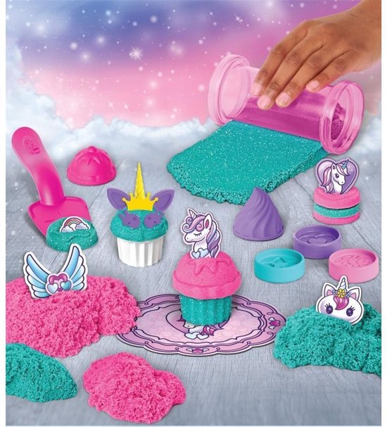 Kinetic Sand Shimmer Eenhoorn Bakkerij-speelset met roze en turquoise zand, cupcake-vormen en eenhoornstickers.