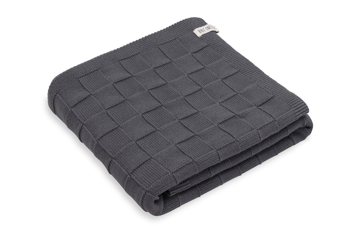 Knit Factory Gebreide Badhanddoek Ivy - Handdoek - Strandhanddoek - Antraciet - Donkergrijs - 70x140 cm - Katoen