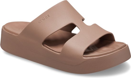 Roze Crocs slipper met brede banden, platformzool en Crocs logo.