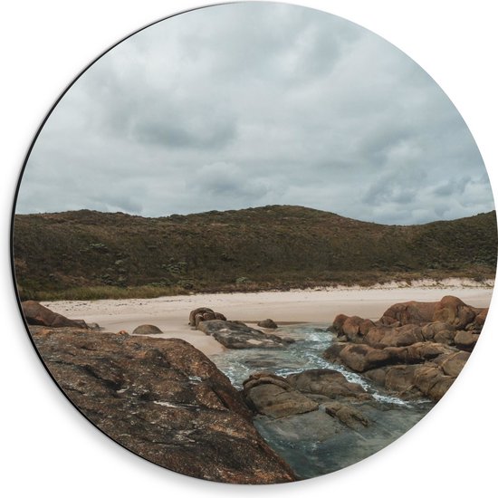 Dibond Muurcirkel - Berg achter Stenen in de Zee aan het Strand - 30x30 cm Foto op Aluminium Muurcirkel (met ophangsysteem)