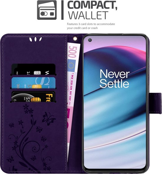 Étui de téléphone violet avec fentes pour cartes, carte de crédit et billet de 500 euros, et un téléphone avec le texte 'Never Settle'.