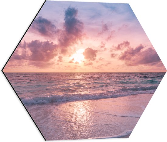 Dibond Hexagon - Kalme Golven bij het Strand met Zonsondergang - 50x43.5 cm Foto op Hexagon (Met Ophangsysteem)