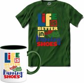 Life Is Better In Running Shoes | Hardlopen - Rennen - Sporten - T-Shirt met mok - Unisex - Bottle Groen - Maat XL