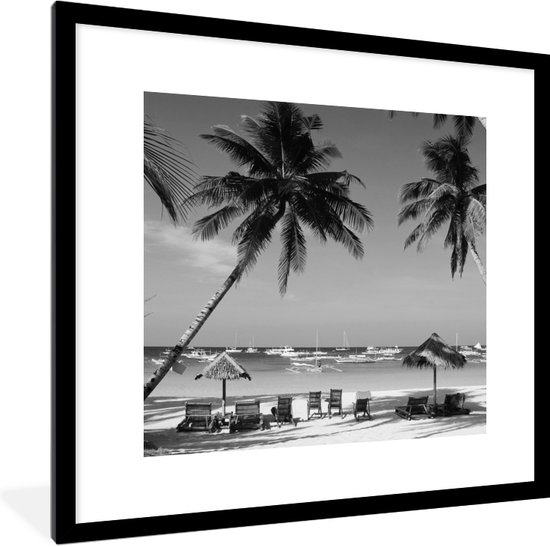 Fotolijst incl. Poster Zwart Wit- Palmbomen en ligstoelen op het strand van Boracay - zwart wit - 40x40 cm - Posterlijst