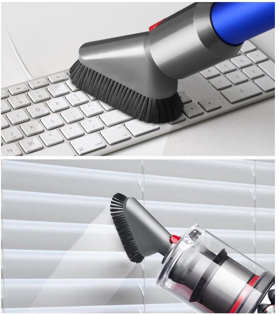 Grijze borstelkop van een Dyson stofzuiger die een toetsenbord en jaloezieën schoonmaakt.