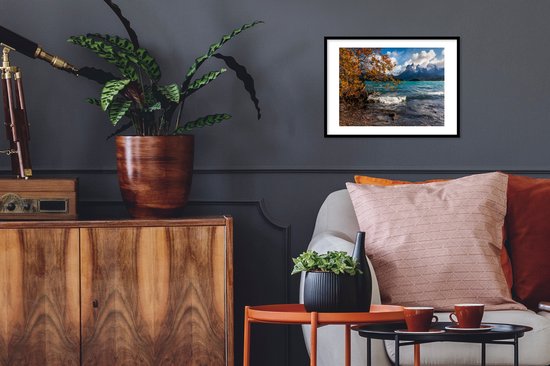 Photo en cadre - Lac Pehoe dans le Parc National Torres del Paine au Chili cadre photo noir avec passe-partout blanc petit 40x30 cm - Affiche sous cadre (Décoration murale salon / chambre)