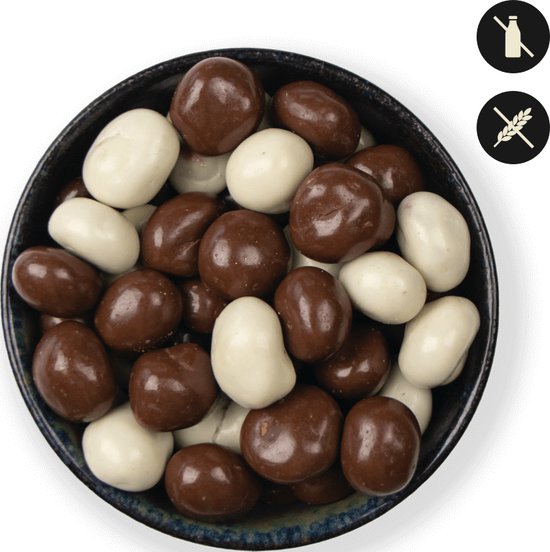 Een schaaltje met witte en melkchocolade kruidnoten, aangeduid als glutenvrij en lactosevrij.
