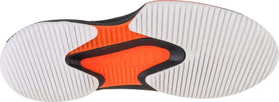 Semelle d'une chaussure de tennis noire avec accents orange et blanc.
