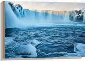 WallClassics - Hout - Goðafoss Watervallen in IJsland - 75x50 cm - 9 mm dik - Foto op Hout (Met Ophangsysteem)