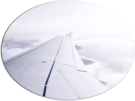 WallClassics - Dibond Ovaal - Witte Vliegtuigvleugel in Witte Wolken - 96x72 cm Foto op Ovaal (Met Ophangsysteem)