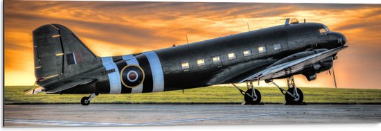 WallClassics - Dibond - Zwart Vliegtuig bij Zonsondergang - 90x30 cm Foto op Aluminium (Met Ophangsysteem)
