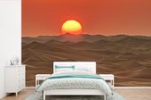 Behang - Fotobehang Een zonsondergang boven zandduinen in de woestijn - Breedte 600 cm x hoogte 400 cm