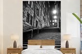 Behang - Fotobehang Trap van de Royal Mile snachts - zwart wit - Breedte 170 cm x hoogte 260 cm